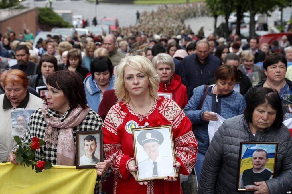 "Рве душу": матері загиблих на Донбасі Героїв змусили плакати українців. Потужні кадри