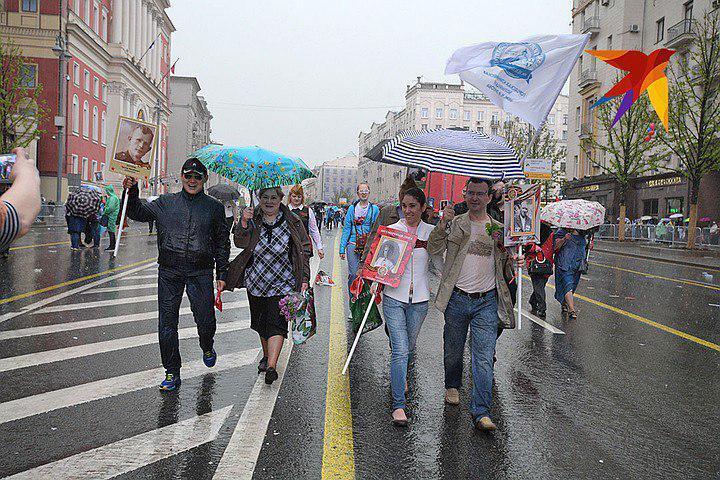 "Безсмертний полк" змило! Москву накрила страшна злива. Опубліковані фото та відео