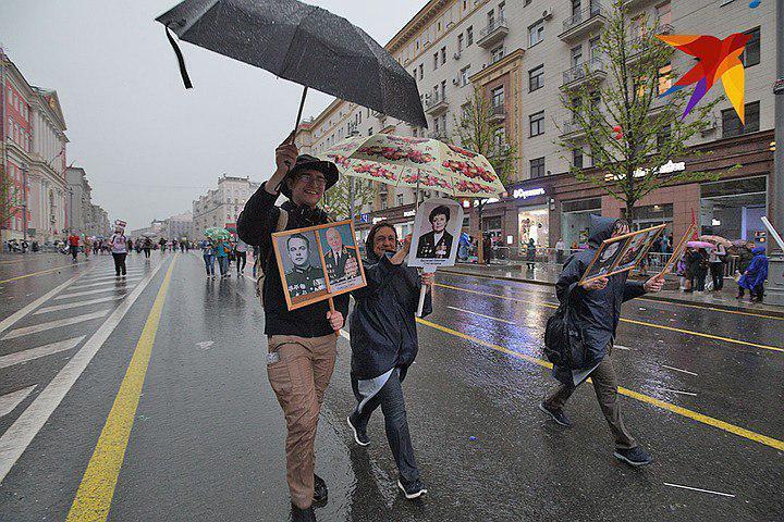 "Безсмертний полк" змило! Москву накрила страшна злива. Опубліковані фото та відео
