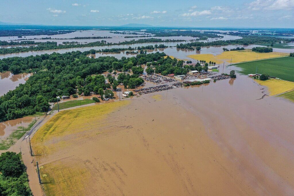 Річки вийшли з берегів: південь США накрила потужна повінь. Відео стихії