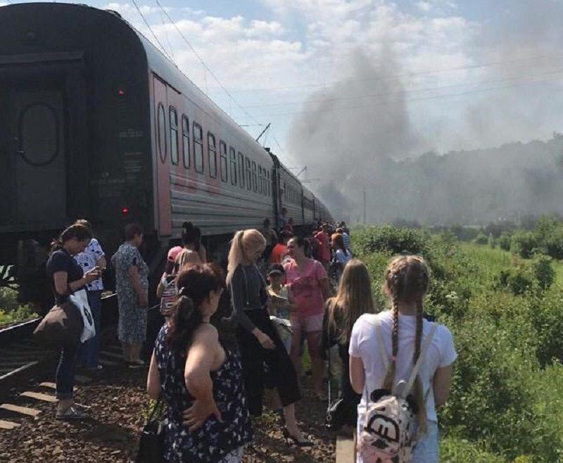 Один из вагонов и сам грузовик загорелись