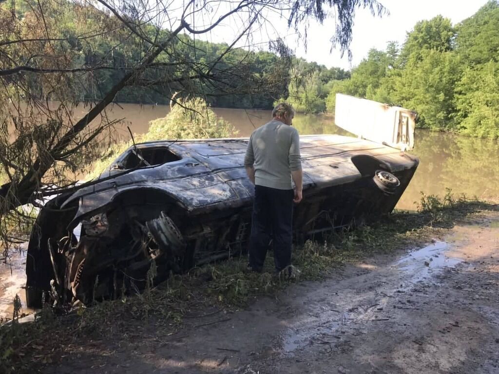 Авто перекинулося