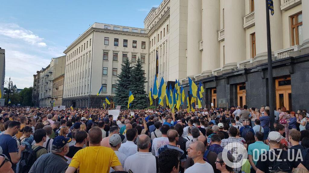 "Капитуляция — предательство!" Украинцы устроили массовую акцию под АП