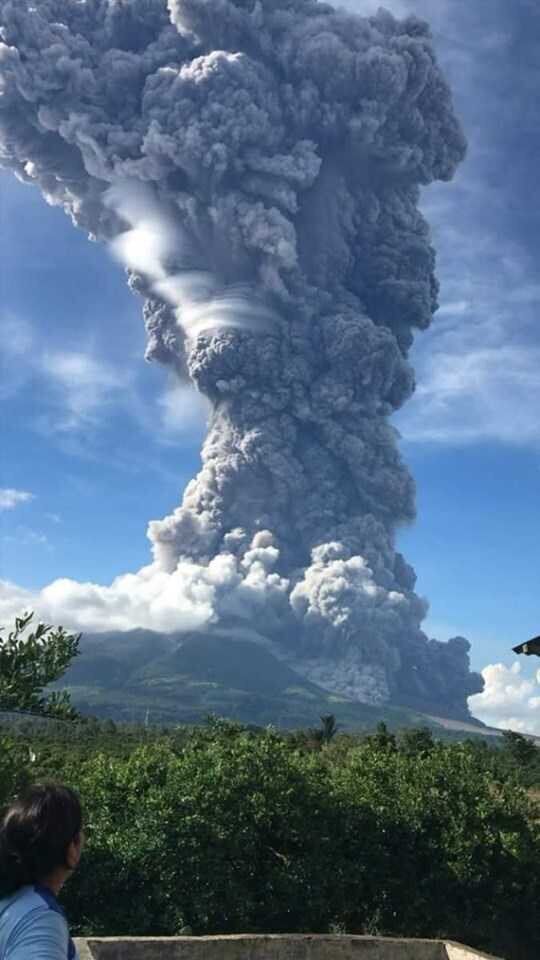 В Индонезии проснулся древний вулкан: невероятные фото и видео