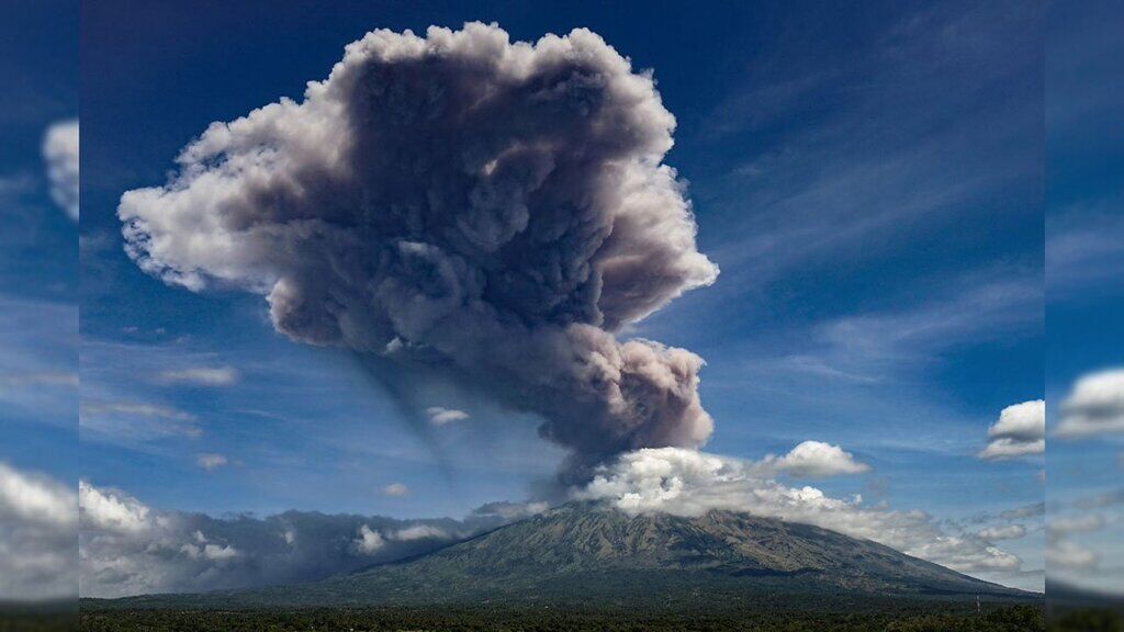 В Индонезии проснулся древний вулкан