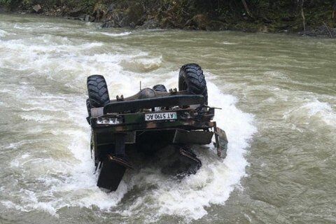 Авто вилетіло в річку