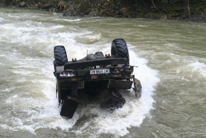 Автомобіль впав у річку