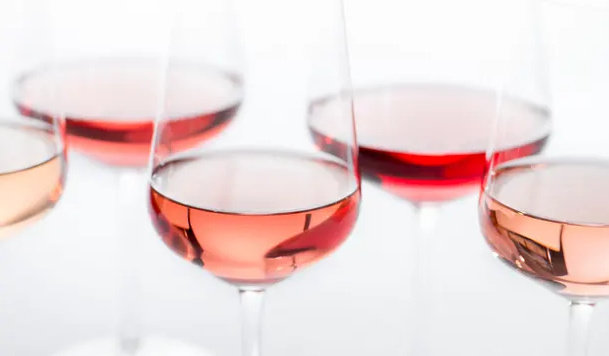 Як вибрати і пити рожеве вино: правда про ціни, смак і походження