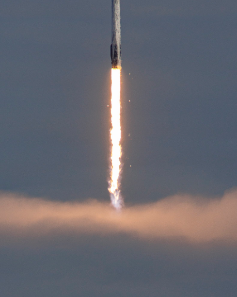 Маск успешно запустил новую ракету в космос: впечатляющие фото