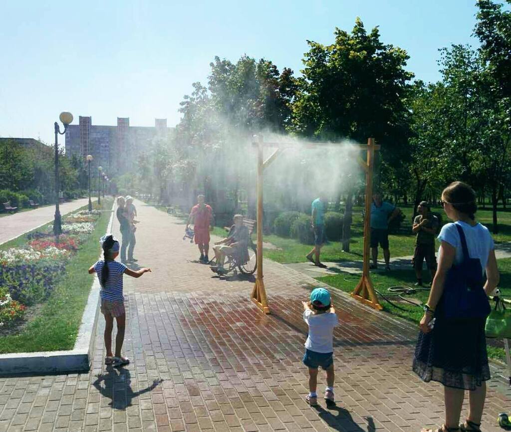 В киевских парках даже установили охлаждающие арки с водой