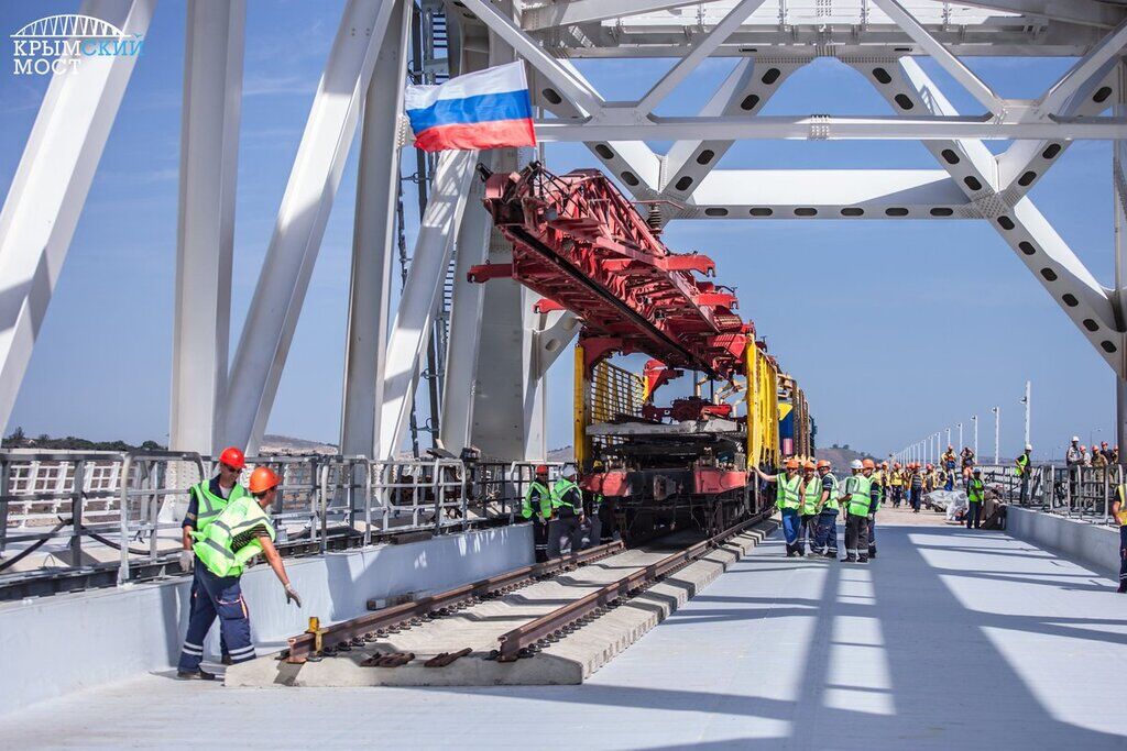 В Крыму осуществили стыковку рельсов железнодорожных путей