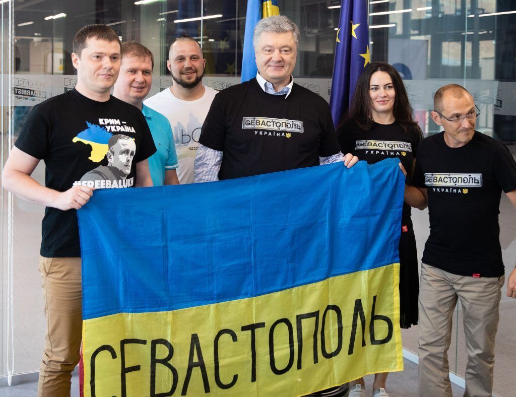 Порошенко зустрівся з проукраїнськими активістами з Севастополя