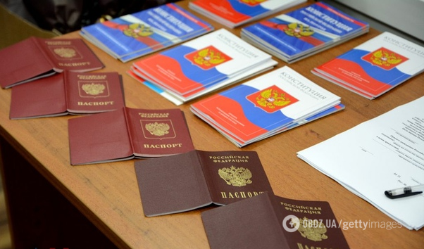 Российские паспорта в пункте выдачи в Ростове