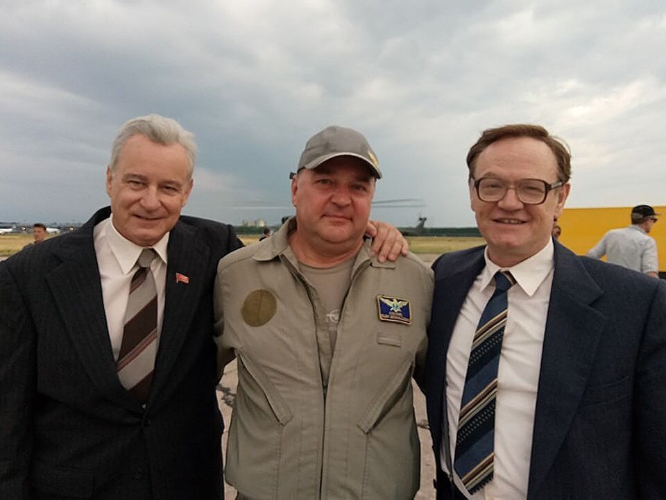Михайленко с главными актерами сериала "Чернобыль"