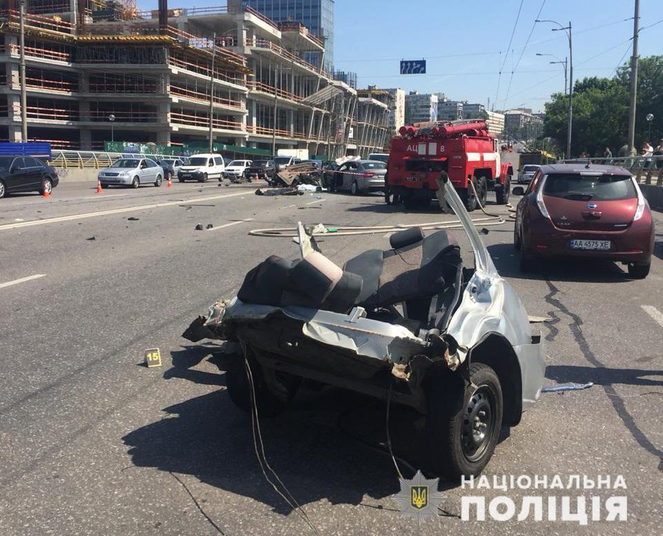 Разорвало на части: в Киеве случилось жуткое ДТП с 4 погибшими. Фото и видео 18+