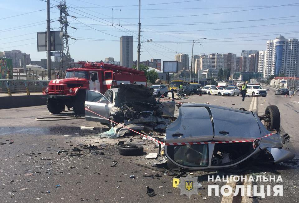 Разорвало на части: в Киеве случилось жуткое ДТП с 4 погибшими. Фото и видео 18+