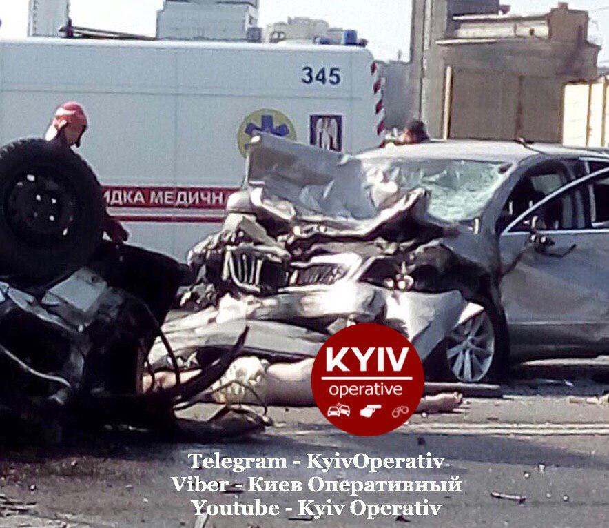 Розірвало на частини: у Києві сталася страшна ДТП із 4 загиблими. Фото і відео 18+