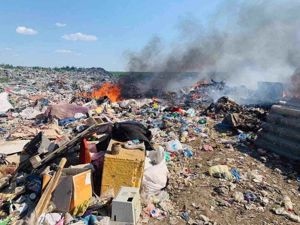 Под Николаевом вспыхнул мусорный полигон: фото масштабного пожара
