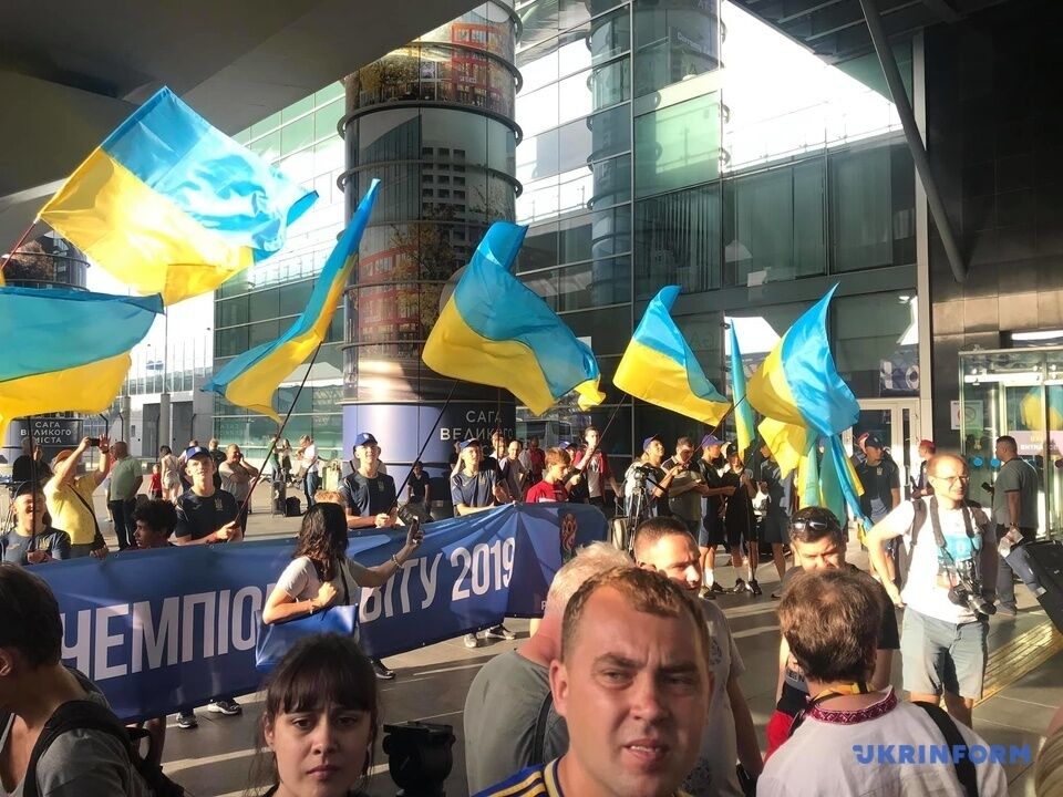 Сборной Украины U-20 устроили фантастический прием в Борисполе