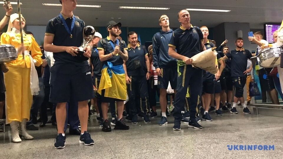 Сборную Украины U-20 триумфально встретили в Борисполе