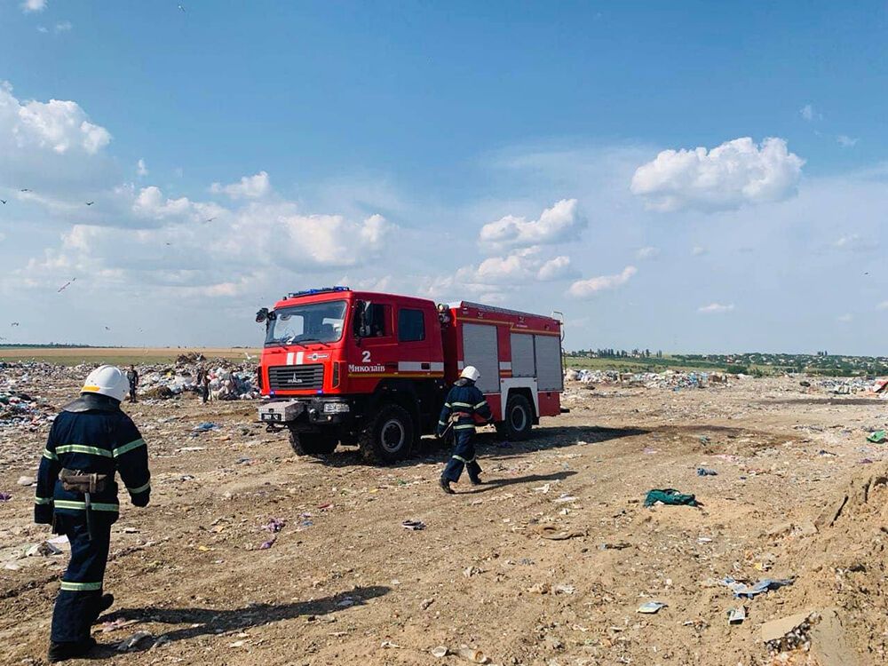 Под Николаевом вспыхнул мусорный полигон: фото масштабного пожара