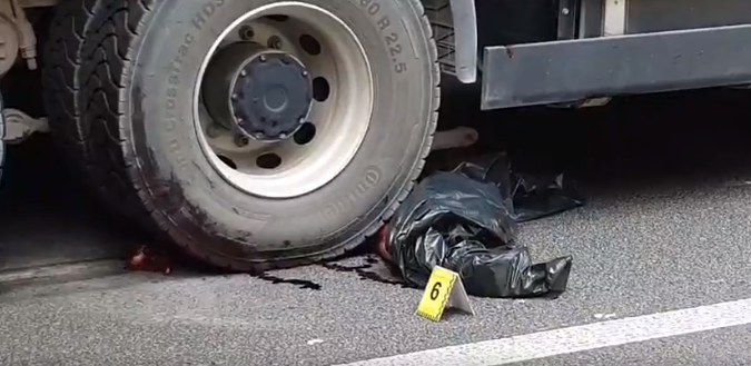 Тіло тягло десятки метрів: в Києві самогубця стрибнув із моста під вантажівку