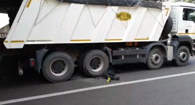 Тело тащило десятки метров: в Киеве самоубийца бросился с моста под грузовик