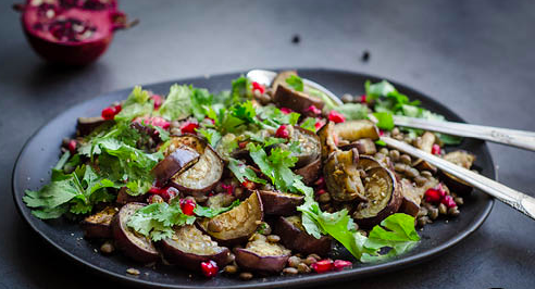 Літні салати з баклажана, квасолі, огірка: прості рецепти