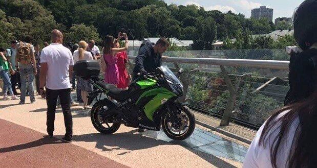 Мотоцикліст на пішохідному мосту