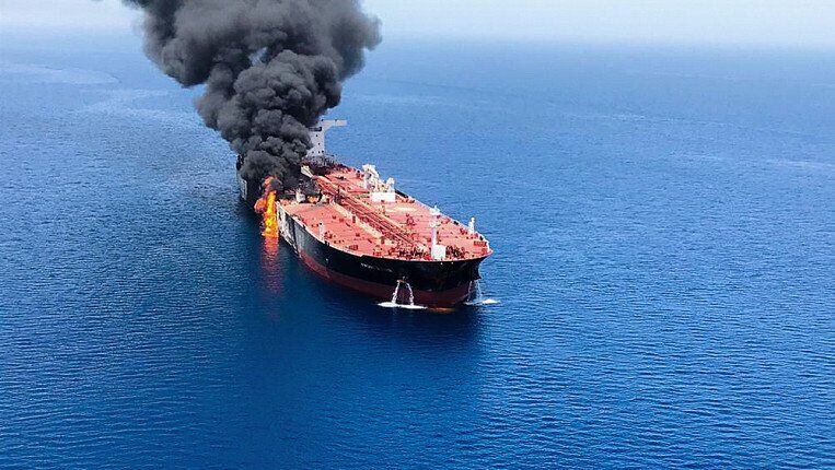 Горящий танкер в Оманском заливе