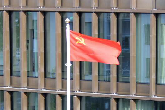 Флаг СРСР на зданием шведского муниципалитета