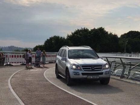 Водій-дикун на "скляному" мосту: Кличко закликає свідків допомогти поліції
