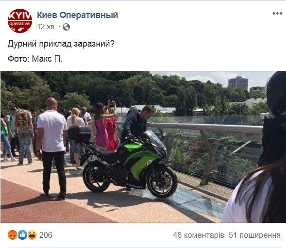 У Києві на новий пішохідний міст "заїхав" байкер: нові деталі