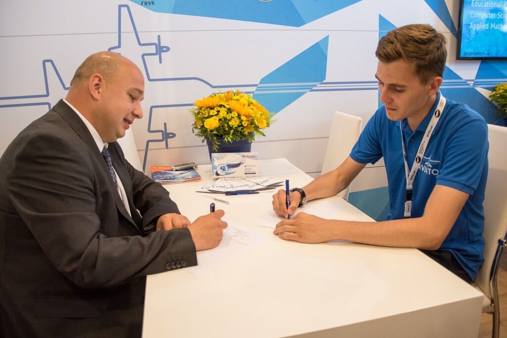 На Ле Бурже український студент підписав контракт з компанією Boeing