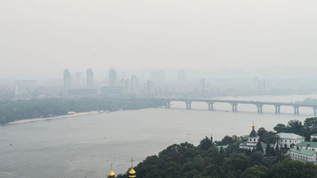 Над Киевом начал появляться "белый смог"