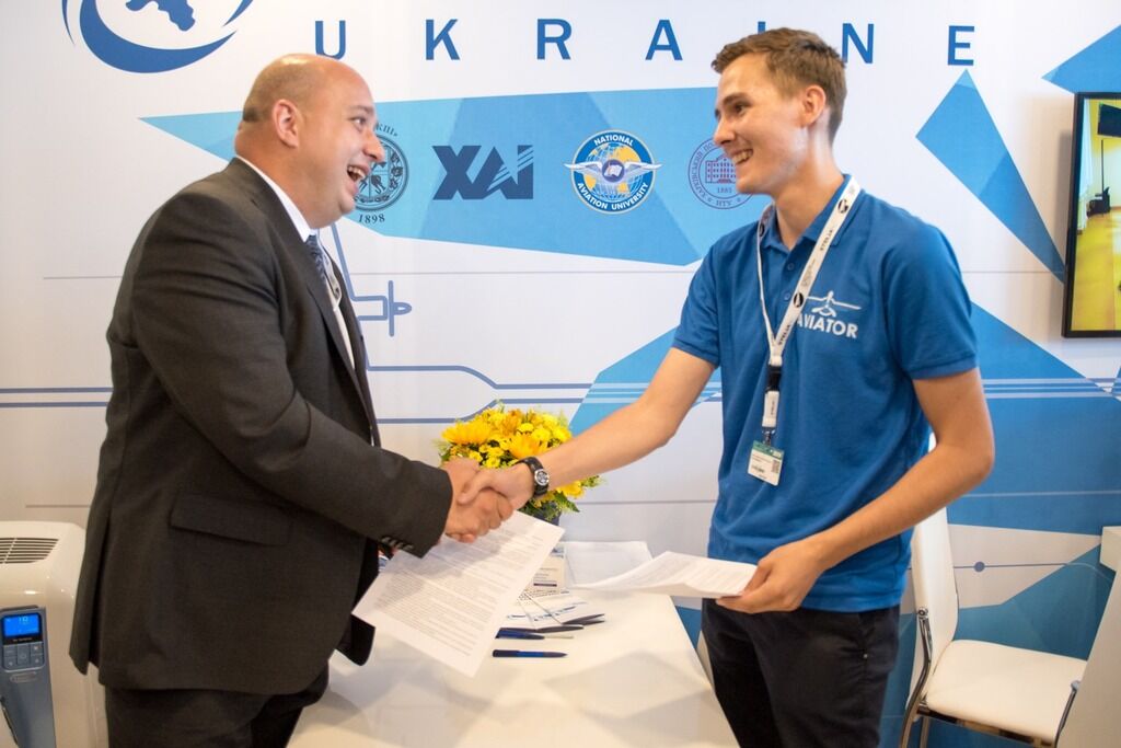 На Ле Бурже український студент підписав контракт з компанією Boeing