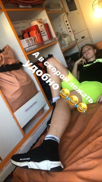 Марія Полякова в кареті швидкої допомоги