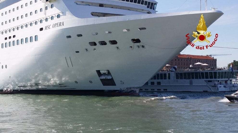 У Венеції круїзний лайнер протаранив судно з пасажирами: фото и відео