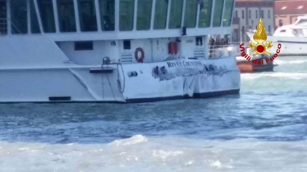 В Венеции круизный лайнер протаранил судно с пассажирами: фото и видео