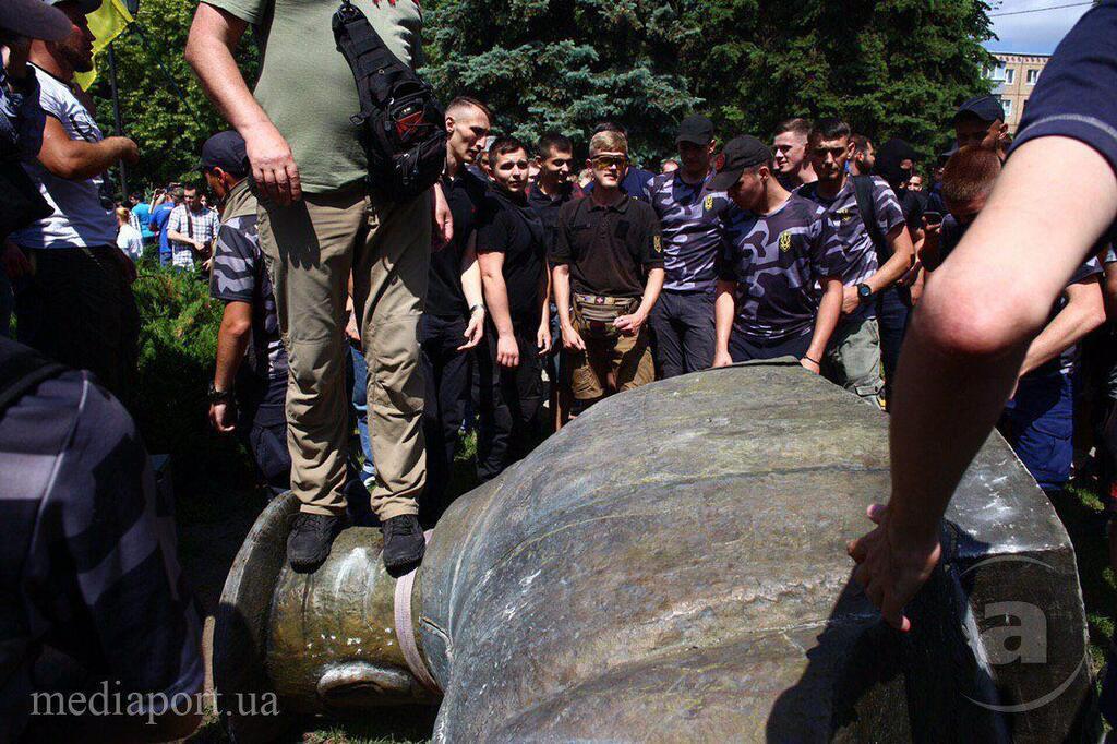 В Харькове снесли памятник Жукову: фото и видео