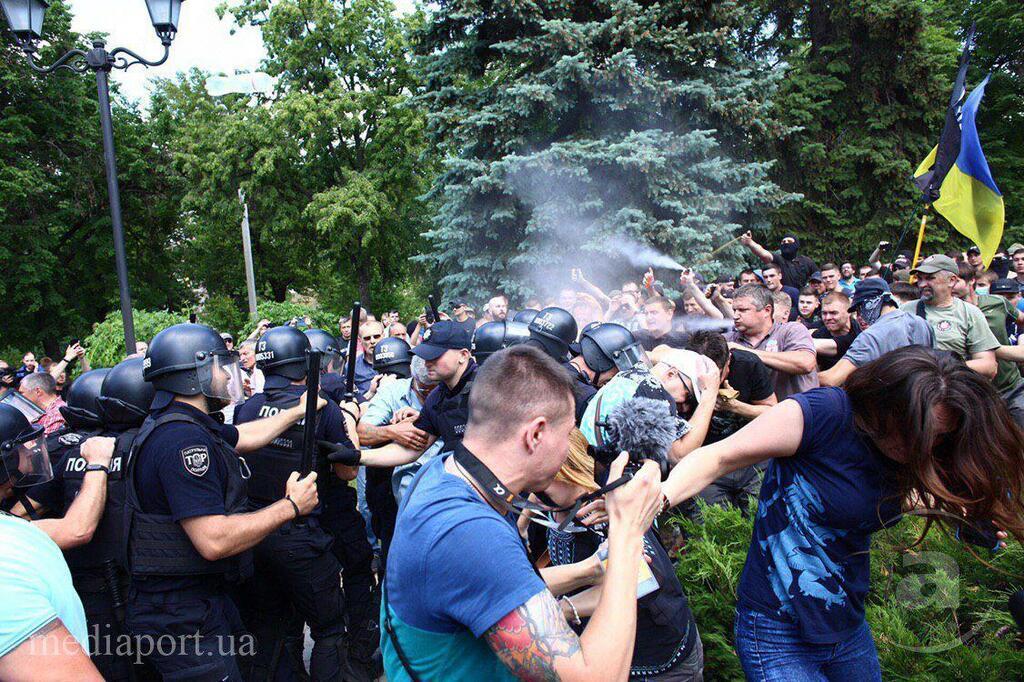 В Харькове снесли памятник Жукову: фото и видео