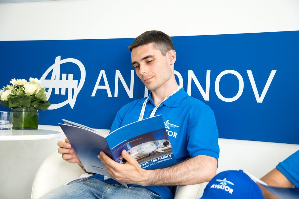 Колесніков показав сотні українських студентів найбільший авіасалон Ле Бурже 2019 у Парижі