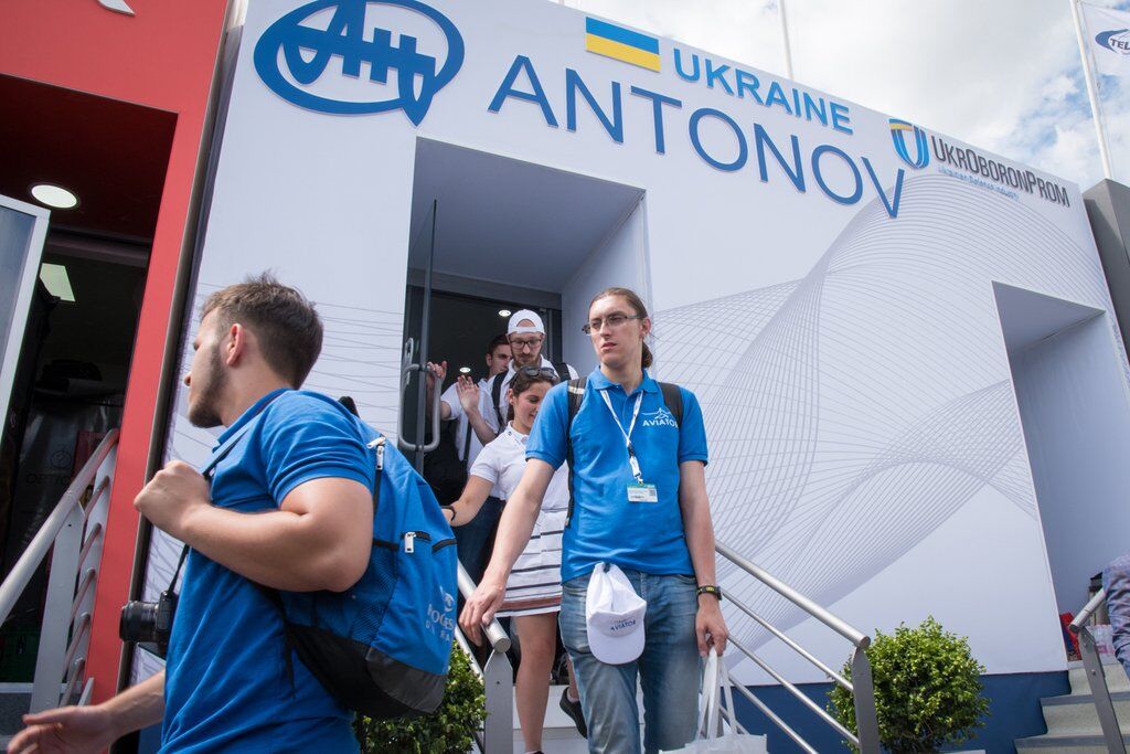 Колесніков показав сотні українських студентів найбільший авіасалон Ле Бурже 2019 у Парижі