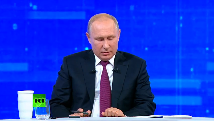 Путин пришел на "Прямую линию" со знаменитым аксессуаром