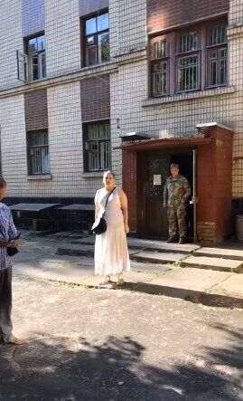 "Должен идти в армию!" В Киеве мужчину посреди улицы забрали в военкомат