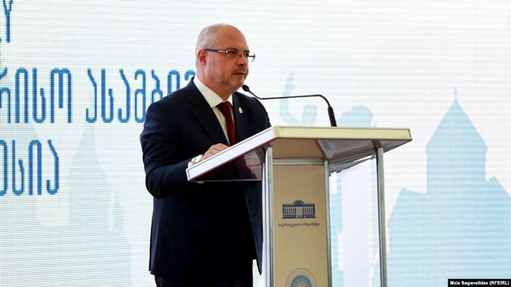 Депутат Госдумы России Сергей Гаврилов выступате на сессии МПА в Тбилиси, 19 июня 2019 года