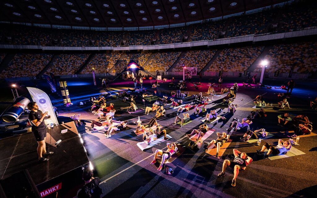 Понад 300 людей відвідало відкрите тренування Red Bull # ПіднятіПланку на Олімпійському