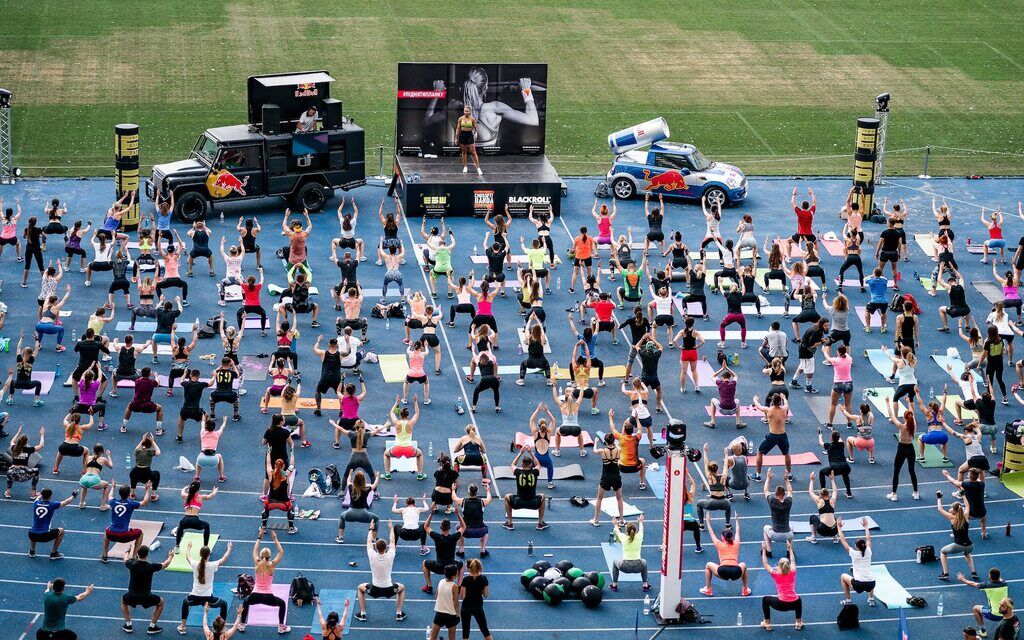 Понад 300 людей відвідало відкрите тренування Red Bull # ПіднятіПланку на Олімпійському