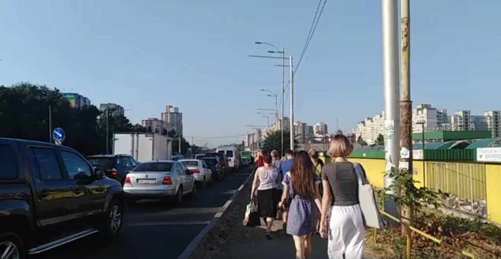 Люди пешком идут к метро