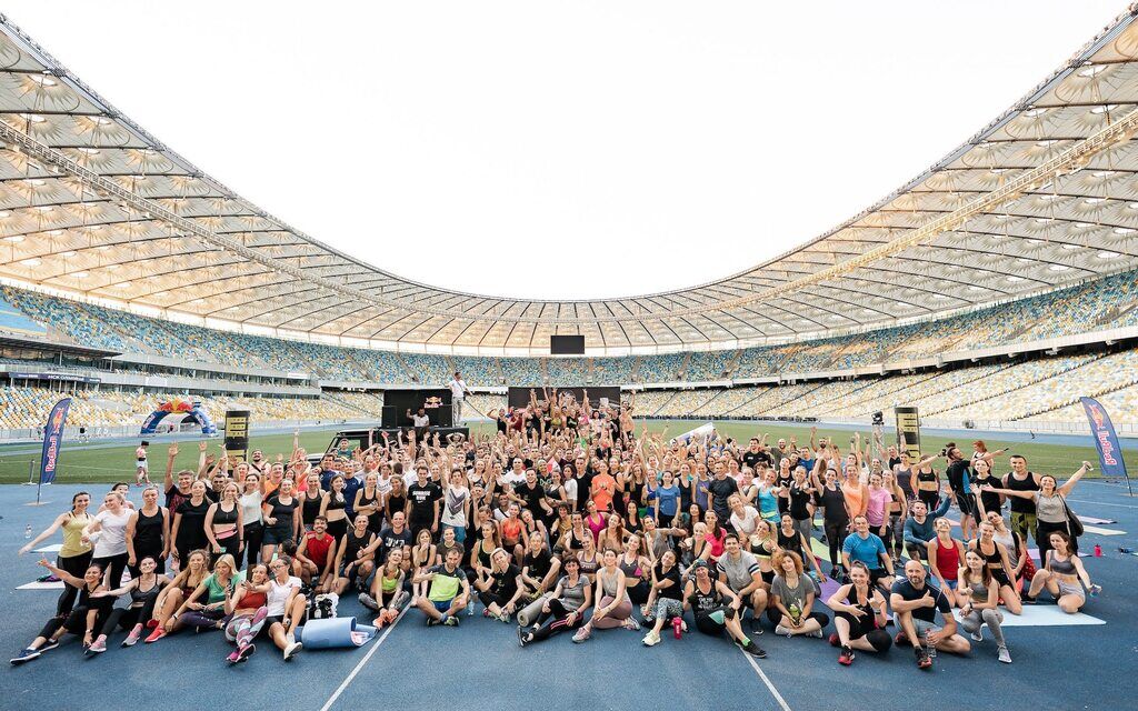 Понад 300 людей відвідало відкрите тренування Red Bull # ПіднятіПланку на Олімпійському